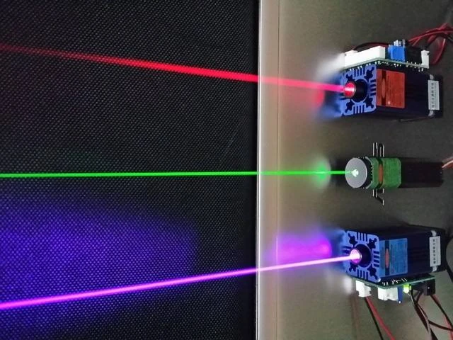 La diferència entre el làser blau, verd, ultraviolat i el làser de fibra